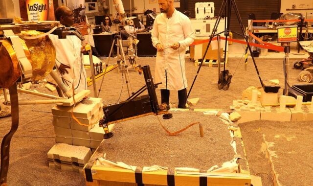 Real 实验仪器 photo for Comparing Manual and Automated Laboratory Instruments
