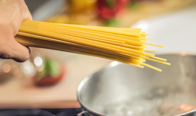 spaghetti, pasta, boiling water, uncooked, boil, cooking noodles, cooking pasta, hand, holding, italian cuisine, noodles, cooking, food, italian, boiling, pot, kitchen, spaghetti, spaghetti, spaghetti, pasta, pasta, pasta, pasta, pasta, noodles, cooking, cooking, cooking, cooking