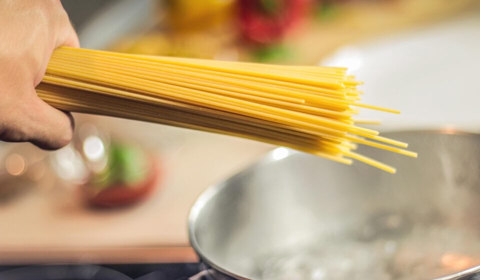 spaghetti, pasta, boiling water, uncooked, boil, cooking noodles, cooking pasta, hand, holding, italian cuisine, noodles, cooking, food, italian, boiling, pot, kitchen, spaghetti, spaghetti, spaghetti, pasta, pasta, pasta, pasta, pasta, noodles, cooking, cooking, cooking, cooking