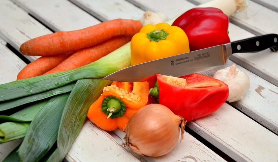 vegetables, knife, paprika, traffic light vegetables, leek, food, meal, yellow pepper, red pepper, healthy, cut, cook, preparation, to cut, vegetables, vegetables, vegetables, knife, knife, knife, knife, knife, cut, cook, cook