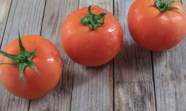 tomat, red, table, diet, leaf, light, isolated, agriculture, salad, white, wooden, top, tasty, care, board, uncooked, vine, cutting, ripe, preparation, nature, tomatoe, freshness, tomato