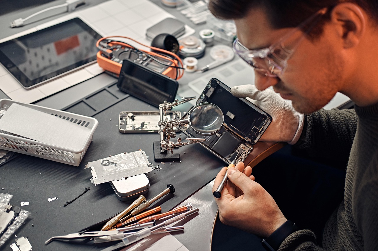 man, repair, technician, device, equipment, technology, mobile, smartphone, magnifier, broken, tool, electronic, digital, service, fix, repair, technician, technician, technician, technician, technician, magnifier, fix, fix, fix, fix