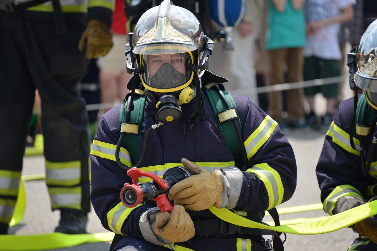 fire fighters, respiratory protection, feuerloeschuebung, firefighters, clear, fire, breathing apparatus, mission, firefighter, delete exercise, fire fighting, fire extinguishing, protective suit, hose, rescue, exercise, helmet, equipment, person, gas mask, extinguish fire, firefighter, firefighter, firefighter, firefighter, firefighter